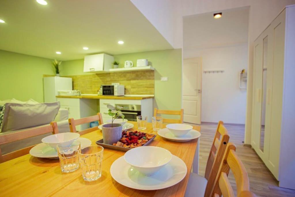Cosy 2 Bedroom Flat In Akacfa St., Sol Budapest Luaran gambar